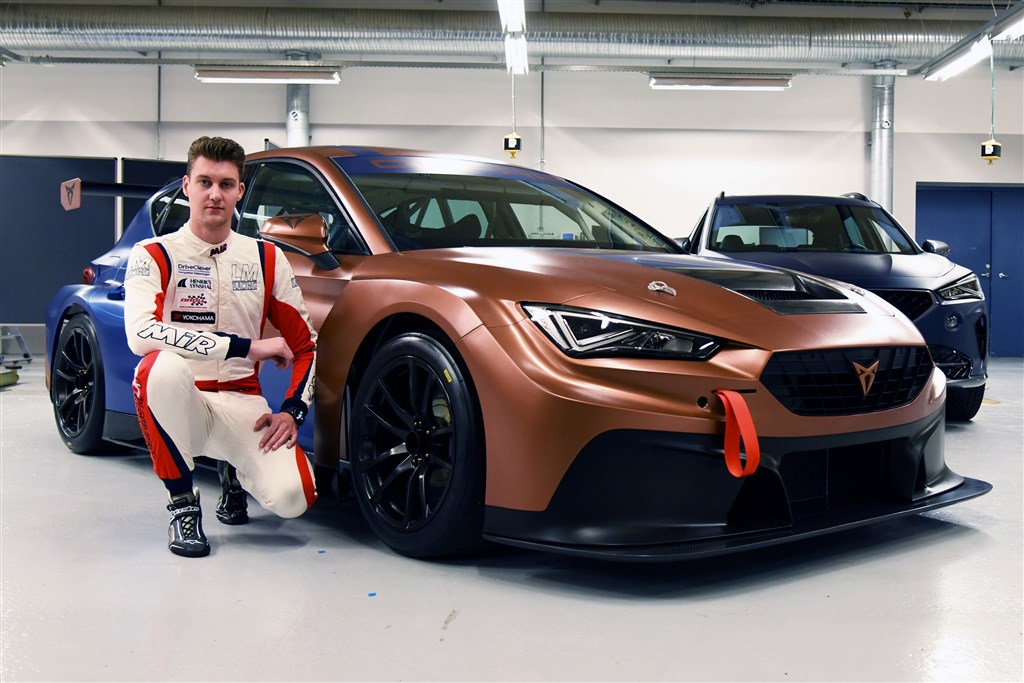 Nicolai Sylvest med sin nye CUPRA Leon TCR.
(Foto: Christina Magnussen)